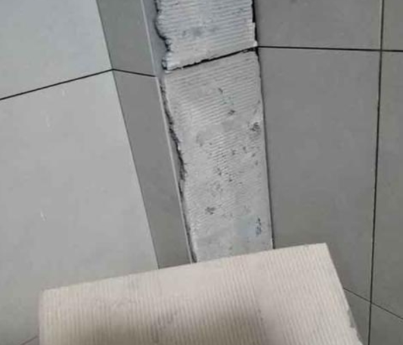 宁武瓷砖空鼓维修公司分享下厨房瓷砖脱落的补救措施。